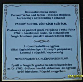 Pamätná tabuľa pri vstupnom portáli kostola Pamätná tabuľa pri vstupnom portáli kostola
