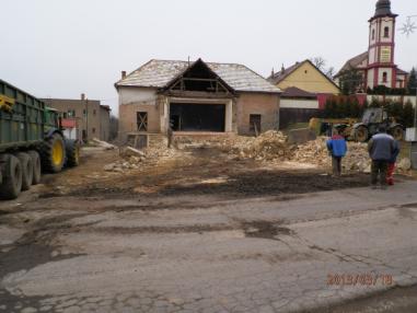 Búracie práce na starom KD vo Veľkej nad Ipľom-marec 2013
Búracie práce na starom KD vo Veľkej nad Ipľom-marec 2013