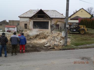 Búracie práce na starom KD vo Veľkej nad Ipľom-marec 2013
Búracie práce na starom KD vo Veľkej nad Ipľom-marec 2013