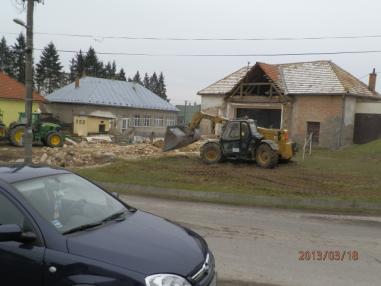 Búracie práce na starom KD vo Veľkej nad Ipľom-marec 2013
Búracie práce na starom KD vo Veľkej nad Ipľom-marec 2013