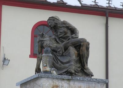 Rímskokatolický farský kostol -okolie.
Rímskokatolický farský kostol -okolie.