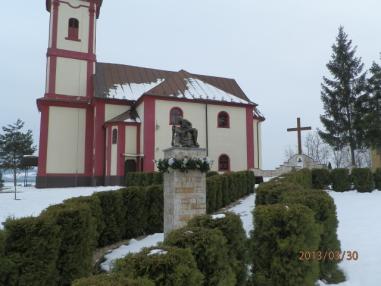 Rímskokatolický farský kostol -okolie.
Rímskokatolický farský kostol -okolie.
