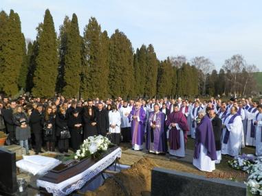 Okamihy smútočnej svätej omše a pohrebu v Podhájskej. Okamihy smútočnej svätej omše a pohrebu v Podhájskej.