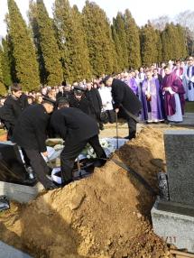 Okamihy smútočnej svätej omše a pohrebu v Podhájskej. Okamihy smútočnej svätej omše a pohrebu v Podhájskej.