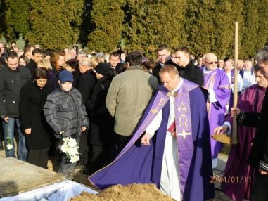Okamihy smútočnej svätej omše a pohrebu v Podhájskej. Okamihy smútočnej svätej omše a pohrebu v Podhájskej.