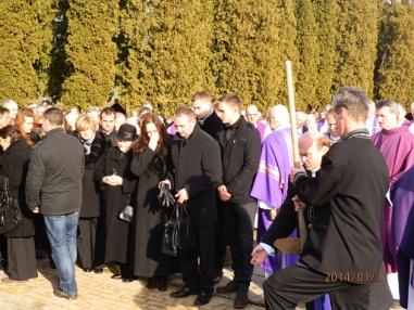 Okamihy smútočnej svätej omše a pohrebu v Podhájskej. Okamihy smútočnej svätej omše a pohrebu v Podhájskej.