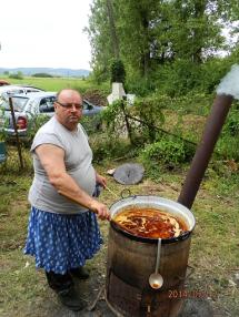 Prípravné práce na slávnosť a varenie halászlé. Prípravné práce na slávnosť a varenie halászlé.