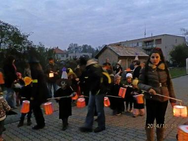Veselica pred budovou OcÚ vo Veľkej nad Ipľom. Veselica pred budovou OcÚ vo Veľkej nad Ipľom.