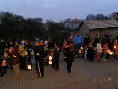 Veselica pred budovou OcÚ vo Veľkej nad Ipľom. Veselica pred budovou OcÚ vo Veľkej nad Ipľom.