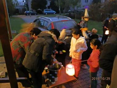 Praconíčky OcÚ ponúkali deťom horúci čaj. Praconíčky OcÚ ponúkali deťom horúci čaj.