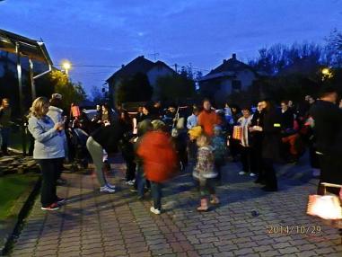 Veselica pred budovou OcÚ vo Veľkej nad Ipľom. Veselica pred budovou OcÚ vo Veľkej nad Ipľom.