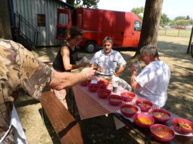 Vystavenie súťažiacich porcií pre porotu Vystavenie súťažiacich porcií pre porotu
