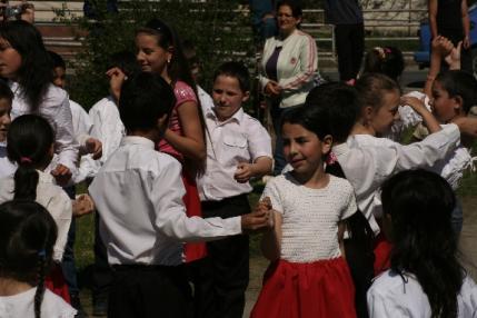 Kultúrnym programom nás pobavili žiaci zo základnej školy a škôlkáry Kultúrnym programom nás pobavili žiaci zo základnej školy a škôlkáry