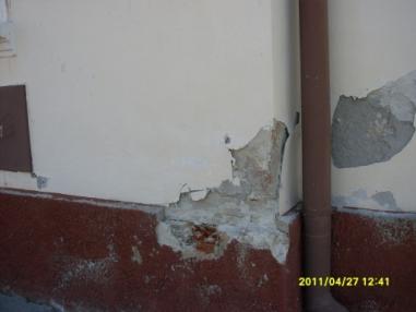 Fasáda budovy potrebuje opravu
Fasáda budovy potrebuje opravu