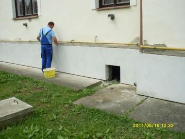 Opravené sokle budovy Opravené sokle budovy