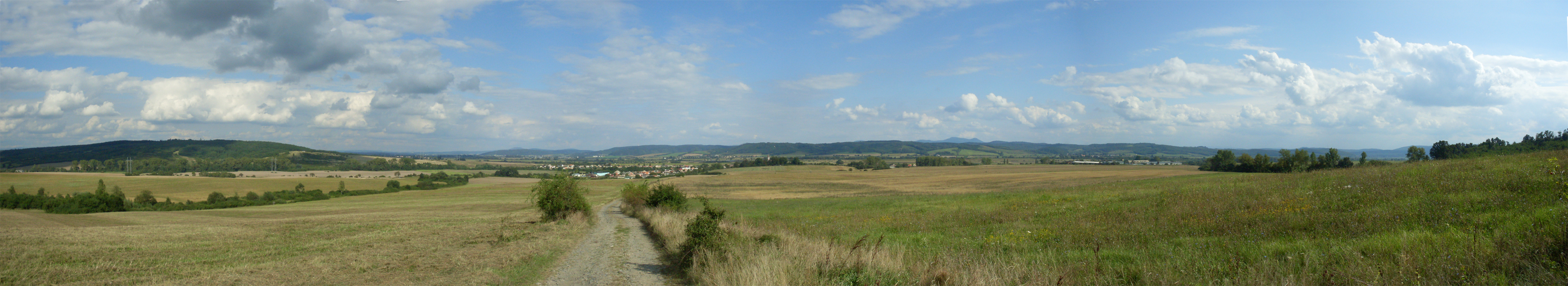 Fotogaléria Panorama Poiplia zo západu nad obcou Veľká nad Ipľom (1) Panorama Poiplia zo západu nad obcou Veľká nad Ipľom