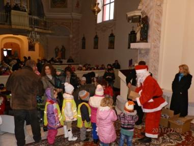 Chvíle koncertu a rozdávania mikulášských darčekov Chvíle koncertu a rozdávania mikulášských darčekov