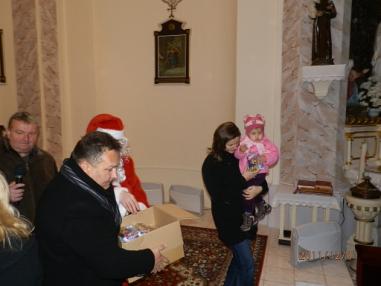 Chvíle koncertu a rozdávania mikulášských darčekov Chvíle koncertu a rozdávania mikulášských darčekov