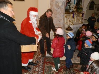 Chvíle koncertu a rozdávania mikulášských darčekov Chvíle koncertu a rozdávania mikulášských darčekov