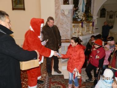 Chvíle koncertu a rozdávania mikulášských darčekov Chvíle koncertu a rozdávania mikulášských darčekov