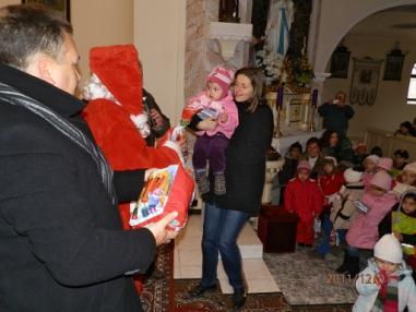 Chvíle koncertu a rozdávania mikulášských darčekov Chvíle koncertu a rozdávania mikulášských darčekov