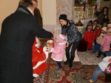 Chvíle koncertu a rozdávania mikulášských darčekov Chvíle koncertu a rozdávania mikulášských darčekov