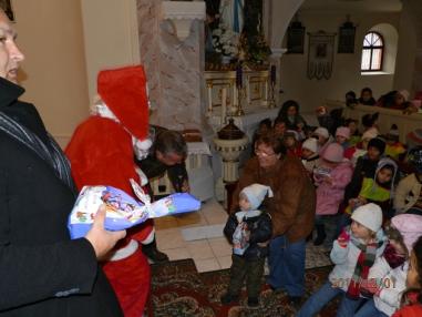 Chvíle koncertu a rozdávania mikulášských darčekov Chvíle koncertu a rozdávania mikulášských darčekov