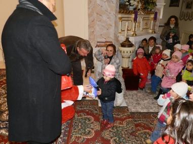 Chvíle koncertu a rozdávania mikulášských darčekov Chvíle koncertu a rozdávania mikulášských darčekov