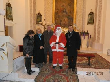 Chvíle koncertu a rozdávania mikulášských darčekov Chvíle koncertu a rozdávania mikulášských darčekov