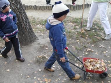 Šikovné deti počas upratovania
Šikovné deti počas upratovania