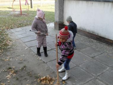 Šikovné deti počas upratovania
Šikovné deti počas upratovania