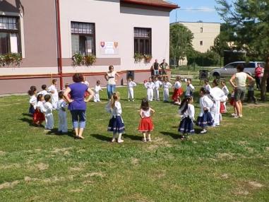 Kultúrnym programom sprevádzali deti zo škôlky a ZŠ
Kultúrnym programom sprevádzali deti zo škôlky a ZŠ
