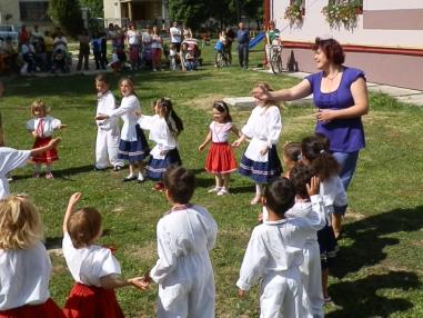 Kultúrnym programom sprevádzali deti zo škôlky a ZŠ
Kultúrnym programom sprevádzali deti zo škôlky a ZŠ