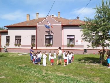 Kultúrnym programom sprevádzali deti zo škôlky a ZŠ
Kultúrnym programom sprevádzali deti zo škôlky a ZŠ