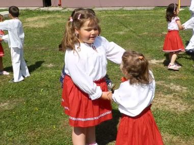 Kultúrnym programom sprevádzali deti zo škôlky a ZŠ
Kultúrnym programom sprevádzali deti zo škôlky a ZŠ