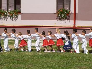 Kultúrnym programom sprevádzali deti zo škôlky a ZŠ
Kultúrnym programom sprevádzali deti zo škôlky a ZŠ