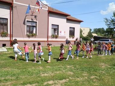 Kultúrnym programom sprevádzali deti zo škôlky a ZŠ
Kultúrnym programom sprevádzali deti zo škôlky a ZŠ