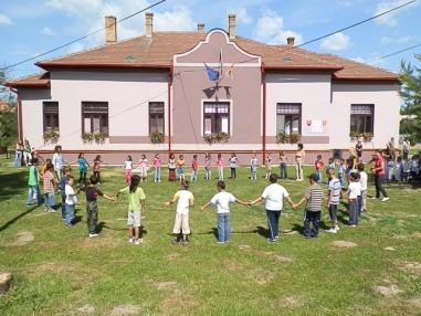 Kultúrnym programom sprevádzali deti zo škôlky a ZŠ
Kultúrnym programom sprevádzali deti zo škôlky a ZŠ