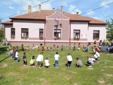 Kultúrnym programom sprevádzali deti zo škôlky a ZŠ
Kultúrnym programom sprevádzali deti zo škôlky a ZŠ