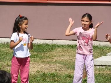 Kultúrnym programom sprevádzali deti zo škôlky a ZŠ
Kultúrnym programom sprevádzali deti zo škôlky a ZŠ