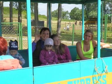 Účastníci sa zapájali súťaží a do rôznych atrakcií pre deti.
Účastníci sa zapájali súťaží a do rôznych atrakcií pre deti.