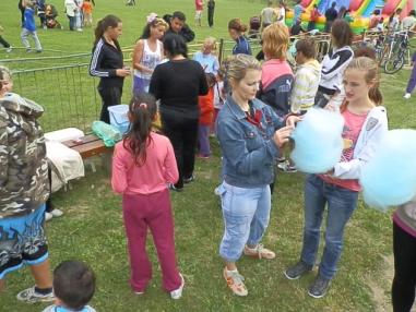 Účastníci sa zapájali súťaží a do rôznych atrakcií pre deti.
Účastníci sa zapájali súťaží a do rôznych atrakcií pre deti.