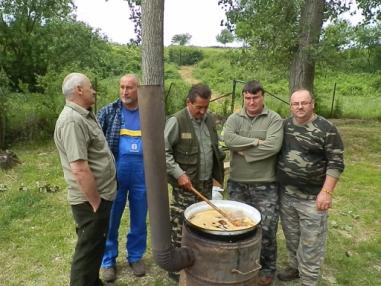 Účastníci sa zapájali súťaží a do rôznych atrakcií pre deti.
Účastníci sa zapájali súťaží a do rôznych atrakcií pre deti.