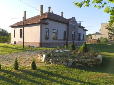 Fasáda budovy potrebuje opravu
Fasáda budovy potrebuje opravu