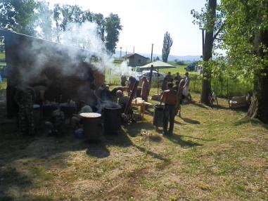 Poľovníci prispeli so špecialitami z diviny a s dobrou náladou. Poľovníci prispeli so špecialitami z diviny a s dobrou náladou.