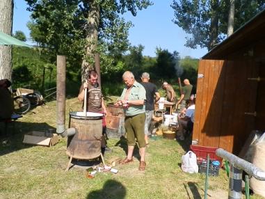 Poľovníci prispeli so špecialitami z diviny a s dobrou náladou. Poľovníci prispeli so špecialitami z diviny a s dobrou náladou.