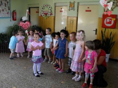 Pekný program prichystali učiteľky s deťmi pre matky. Pekný program prichystali učiteľky s deťmi pre matky.