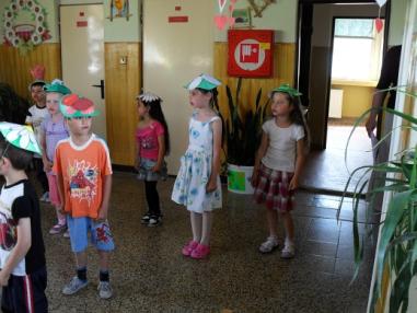 Pekný program prichystali učiteľky s deťmi pre matky.
Pekný program prichystali učiteľky s deťmi pre matky.