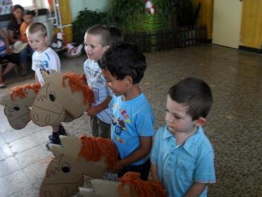 Pekný program prichystali učiteľky s deťmi pre matky.
Pekný program prichystali učiteľky s deťmi pre matky.