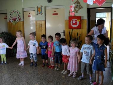 Pekný program prichystali učiteľky s deťmi pre matky.
Pekný program prichystali učiteľky s deťmi pre matky.